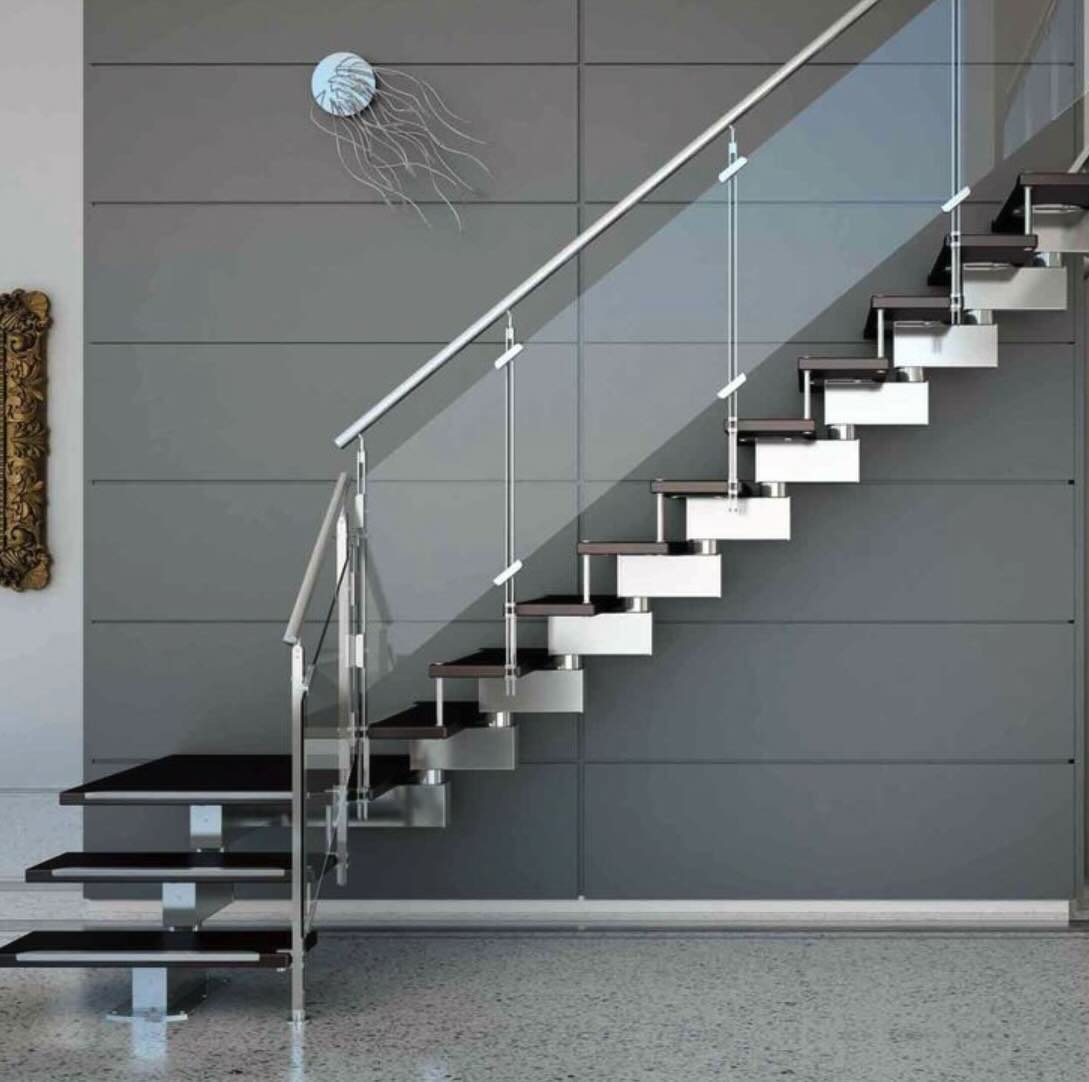 Escalera con vidrio e inoxidable de diseño moderno